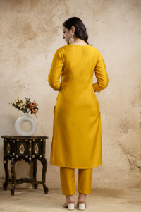 Ensemble Kurta en rayonne à la vente, avec dupatta imprimé floral, pour les occasions de mariage, les occasions de fête, robe traditionnelle - Product Image 4