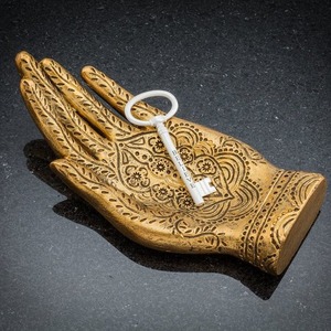 Estatuilla artística de Mano Dorada con detalles tallados, Decoración de mesa elegante para el hogar, oficina, regalo de fiesta de boda, uso de la India - Product Image 5