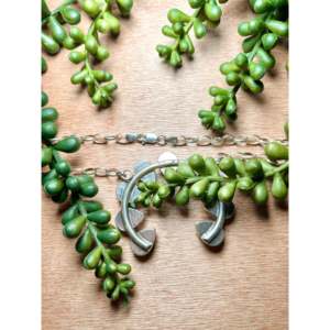 Collier artisanal Virginia Sandoval avec incrustation de bois pétrifié, argent sterling, or rose et pendentifs breloques à motif animalier - Product Image 2