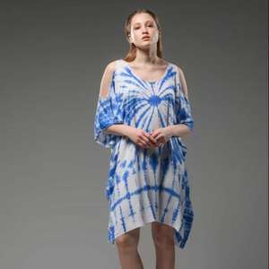 Robe kaftan tie-dye pour femmes, bleu et blanc, épaules dénudées, kaftan court, coupe ample, vêtements de plage d'été, tenue de villégiature - Product Image 1
