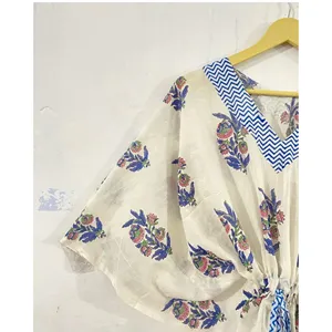 Bata de algodón Sanganeri azul floral para mujer con estampado de bloques blancos dibujados a mano, cuello en V y ribete en contraste, 1 pieza - Product Image 3