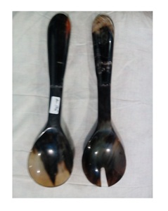 Ensemble de serveurs à salade avec manche en corne et résine Ensembles de cuillères et fourchettes en corne en résine Aqua Swirl utilisé dans la cuisine et l'hôtel - Product Image 4