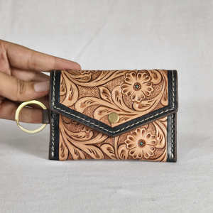 Cartera Corta de Cuero Genuino Hecha a Mano, con Diseño Floral Grabado, Elegante, de Alta Calidad, con Cierre Antirrobo - Product Image 1