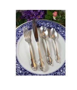 Service de couverts élégant en métal avec poignée gravée parfait pour les dîners formels, la décoration haut de gamme ou le service aux tables de restaurant - Product Image 2