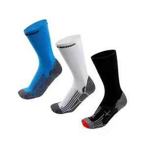 ถุงเท้ารัดกล้ามเนื้อของผู้ชายพิมพ์ลายดิจิทัลโลโก้ตามสั่งผ้าฝ้ายสีดำสีขาวของผู้ผลิตปากีสถาน - Product Image 2