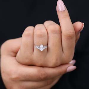 แหวนหมั้นเพชรเม็ดเดี่ยวทรงลูกแพร์เพาะเลี้ยงในห้องปฏิบัติการ - Product Image 5