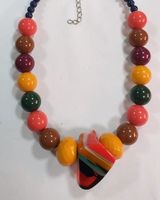 Ensemble élégant collier et boucles d'oreilles en résine fait main, bijoux stylés à grosses perles, collier ras-du-cou en acrylique pour femme, artisanat en résine