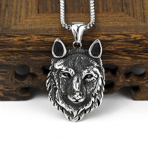 Collier pendentif tête de loup en acier titane Yunnique pour hommes - Style rétro en acier inoxydable - Product Image 1