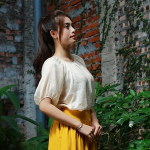 Blusas elegantes vietnamitas para mujer, manga corta con patrón a cuadros, material de rayón, ajuste holgado y técnicas de teñido liso - Product Image 3