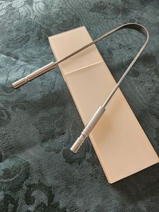 Limpiador de Lengua de Acero Inoxidable de Estilo Tradicional para Prácticas Culturales de Cuidado Bucal Transmitidas a Través de Generaciones - Product Image 2