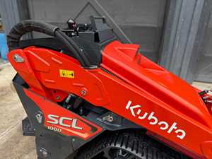 Mini-chargeuse compacte sur chenilles Kubota SCL1000 Diesel avec moteur, pompe hydraulique et boîte de vitesses – Haute efficacité, excellent rapport qualité-prix, à vendre. - Product Image 3