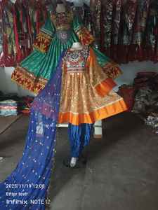 Robe afghane Kuchi vintage à perles faites à la main de WS International pour filles, en tissu de lin, de coton et de soie, avec manches longues et broderies - Product Image 6