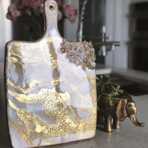 HERMOSA tabla de cortar hecha a mano de resina, tabla de cortar con remolino de agua y patrón de efecto de mármol utilizado en el hogar y el hotel - Product Image 1