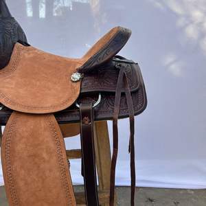 Conjunto de Silla de Montar Western de Cuero con Diseño Artístico de Barril de Madera Premium |   Juego de Herrajes de Acero Inoxidable Hechos a Mano para Montar a Caballo - Product Image 3