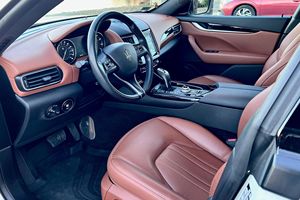 Venta Especial: Auto Usado de Lujo en Excelentes Condiciones, Maserati Levante Modena 2022, Listo para Envío - Product Image 5