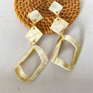 Boucles d'oreilles en cristal naturel de guérison pour femmes élégantes Aqua Calcedony Horn-Shaped Gold-Plated Stud Jewelry - Product Image 1
