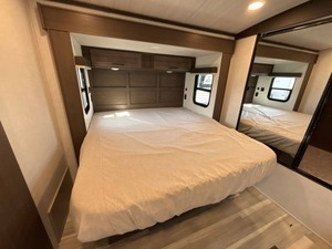 Nouvelle caravane Keystone C-o-u-g-a-r 33RLI 2026 à vendre pour le camping et les voyages - Product Image 3