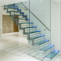 Escalier droit flottant Design Villa Stringer en acier invisible avec bande de roulement en bois Garde-corps en verre Escalier intérieur
