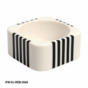 Bracelet en résine carré épais, bracelet en résine rayé noir et blanc, bijoux géométriques minimalistes pour femmes, bracelet moderne tendance - Product Image 1