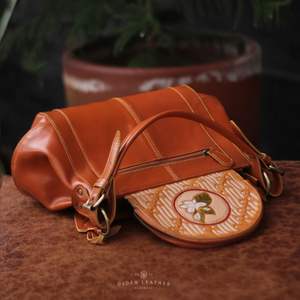 Bolso de hombro de cuero vintage Premium Piel de vaca genuina con toque de batik indonesio y elegante patrón de flor de jazmín - Product Image 3