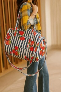 Bolsa de Lona Acolchada Hecha a Mano con Cierre de Cremallera, Bolsa de Viaje Informal Ecológica, Bolsa de Fin de Semana Deportiva (Estampado de Fresas) - Product Image 3