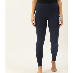 Legging de yoga confortable et respirant pour femme, coupe ajustée, taille mi-haute, avec détails perforés élégants, idéal pour la gym et l'entraînement - Product Image 2