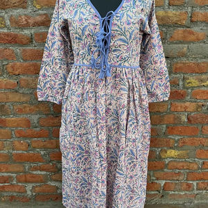 เดรสยาวผ้าฝ้ายพิมพ์ลายด้วยมือ 100% พร้อมงานปักและพู่ห้อย สไตล์ลำลองลายดอกไม้ ชุดยาวแบบอินเดีย ราคาขายส่ง - Product Image 1