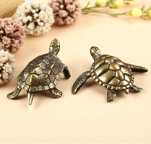 Una pequeña estatuilla de tortuga marina de latón detallada, perfecta para la decoración de escritorios o terrarios. Disponible a precios mayoristas - Product Image 4