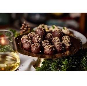 Diseñado para mesas modernas, el cuenco de servicio de metal dorado ofrece una forma Premium de mostrar y servir chocolates y dulces. - Product Image 6