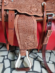 Selle de course à barils pour chevaux en cuir occidental de haute qualité |   Design floral sculpté à la main |   Selle de qualité supérieure durable au meilleur prix - Product Image 3