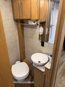 รถบ้านมอเตอร์โฮม Tiffin Wayfarer 25QW รุ่นปี 2020 Sprinter 3500XD วิ่งมาแล้วประมาณ 12,700 ไมล์ เครื่องยนต์เทอร์โบดีเซล V6 พร้อมการปรับแต่งเป็นรถบ้านแบบเต็มรูปแบบ อุปกรณ์ครบครัน - Product Image 5