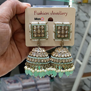 ต่างหู Jhumki ประดับด้วยไข่มุกหินคริสตัลและลูกปัดเหมาะสำหรับเจ้าสาวและงานปาร์ตี้ - Product Image 1