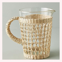 Support de pichet décoratif Nature Luxe en rotin et jonc de mer avec des accents d'animaux gravés pour un style de maison éclectique