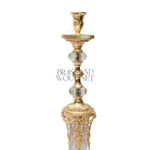 Juego de candelabros de latón dorado con acentos de cristal, bases ornamentadas y lujoso diseño decorativo clásico - Product Image 3