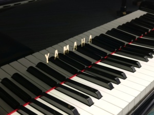 เปียโนแกรนด์ Yamaha G2E 88 คีย์ เครื่องดนตรีระดับมืออาชีพสำหรับคอนเสิร์ต แผ่นหน้าไม้สปรูซคุณภาพพรีเมียม เสียงสะท้อนที่ไพเราะ 1038255 - Product Image 2