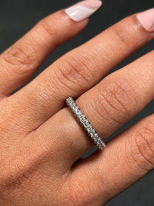 Anillo de Bodas de Eternidad Completa con Tres Lados de Diamantes (Naturales) y Acentos de Zafiro Azul, Elegante, de Oro de 18K, para Aniversario de Bodas - Product Image 2