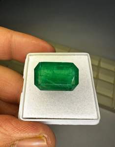 พลอยมรกตธรรมชาติจากแซมเบีย 9.90 กะรัต ทรงแปดเหลี่ยม สีเขียวเข้ม คุณภาพพรีเมียม - Product Image 3