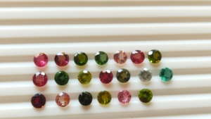 Vente en gros Lot de 6mm en forme de tourmaline naturelle à facettes en vrac cristaux taille brillant Quarts pierres précieuses rose vert certifié IGI - Product Image 4