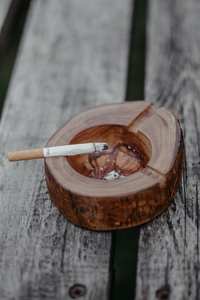 Cenicero de Madera de Diseño Hecho a Mano |   Cenicero de Madera Maciza de Primera Calidad, Duradero y Ecológico para Cigarrillos y Puros - Product Image 2