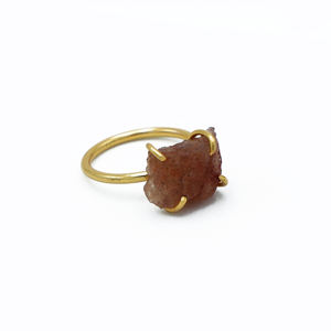 Bague brute en quartz fraise Dua Bague en or ajustable avec pierres précieuses brutes - Product Image 2