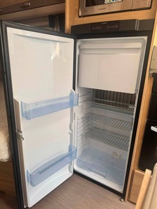 Camping-car de luxe Aunte GTS en aluminium gris, 4-6 personnes, une chambre, climatiseur, réfrigérateur, chauffe-eau, cuisinière, télévision, tout-terrain - Product Image 2