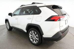 2024 T-o-y-o-t-a R A V 4 XLE Premium FWD faible kilométrage et prix abordable en stock prêt pour l'expédition - Product Image 4