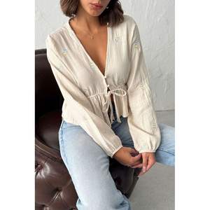 Chemise et blouse brodées à nouer pour femmes - Product Image 3