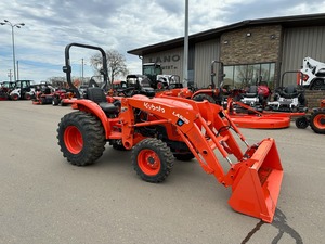 Tractor Kubota Usado 4x4 Subcompacto con Cargador Frontal y Retroexcavadora - Product Image 4