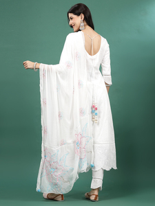 Anarkali Elegante de la Mejor Calidad para Festivales, con Hermoso Diseño Tradicional Indio-Pakistaní, Bordado en Algodón con Patrón Floral - Product Image 2