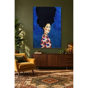 Impresión en Lienzo de Fida: Mujer con Blusa con Estampado de Amapolas sobre Fondo de Puntos Azules - Product Image 3