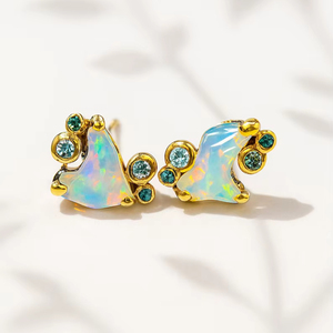 Boucles d'oreilles clous en argent sterling 925 plaqué or 14 carats avec opale brute, bijoux délicats en cristal brut faits à la main, bijoux organiques - Product Image 1