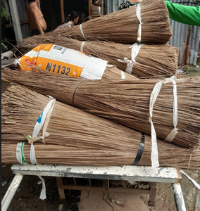 Palo de hoja de coco natural para hacer escobas y decoración artesanal - Product Image 1