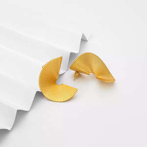 Orecchini Pendenti Scultorei in Oro Stile Ventaglio, Accessorio di Moda - Product Image 2