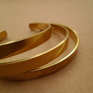 Elegante brazalete de latón de diseño plisado dorado para mujer Durable Trendy 15mm para fiesta y boda en India - Product Image 3